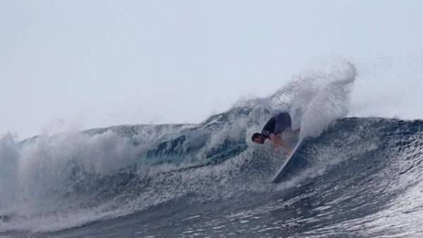 சர்ஃபிங் செய்யும் தோர் சர்ஃபிங் செய்யும் தோர்