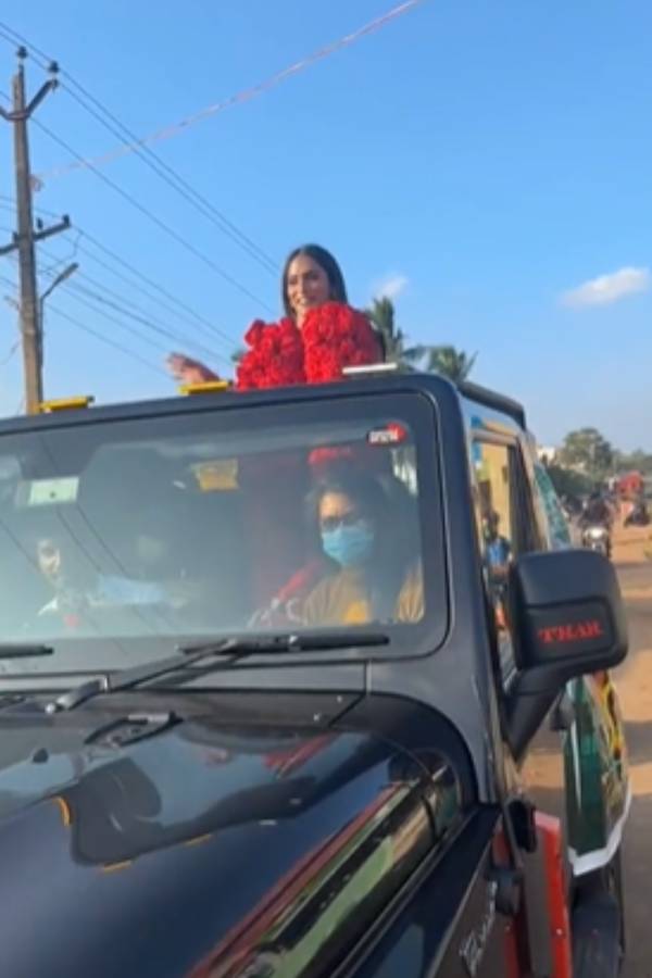 ரோஜாப்பூ மாலை