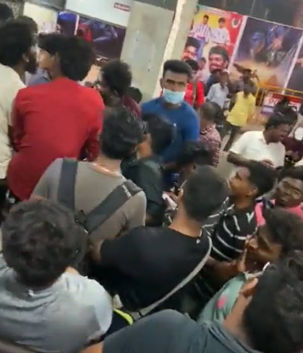 போட்டி போடும் ரசிகர்கள் போட்டி போடும் ரசிகர்கள்