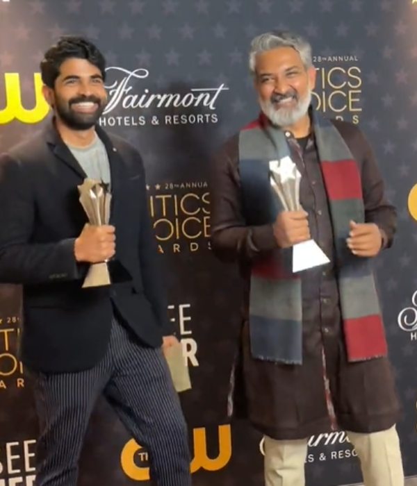  இரண்டு விருதுகளுடன் ராஜமெளலி உற்சாகம்