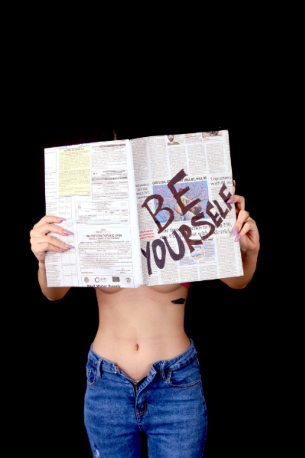 இளைஞர்களை சீரழிக்கிறார் 