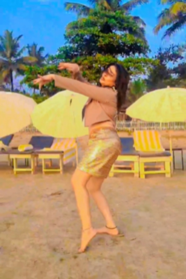 பீச்சில் குத்தாட்டம் 