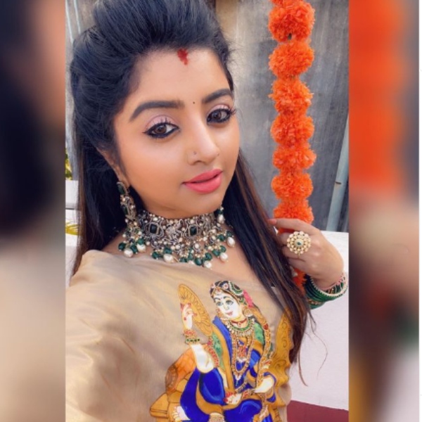 விதவிதமான போஸ்