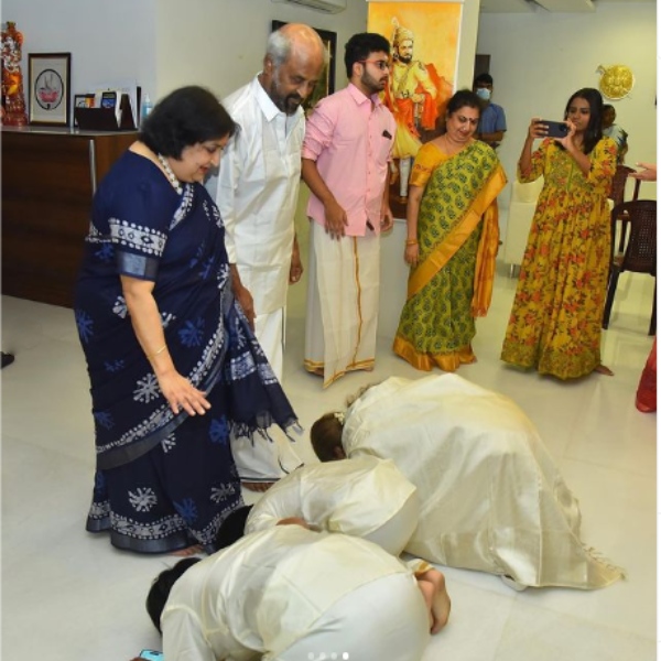 ரஜினியிடம் ஆசிர்வாதம் 