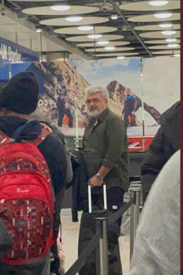 விமான நிலையத்தில் அஜித் 