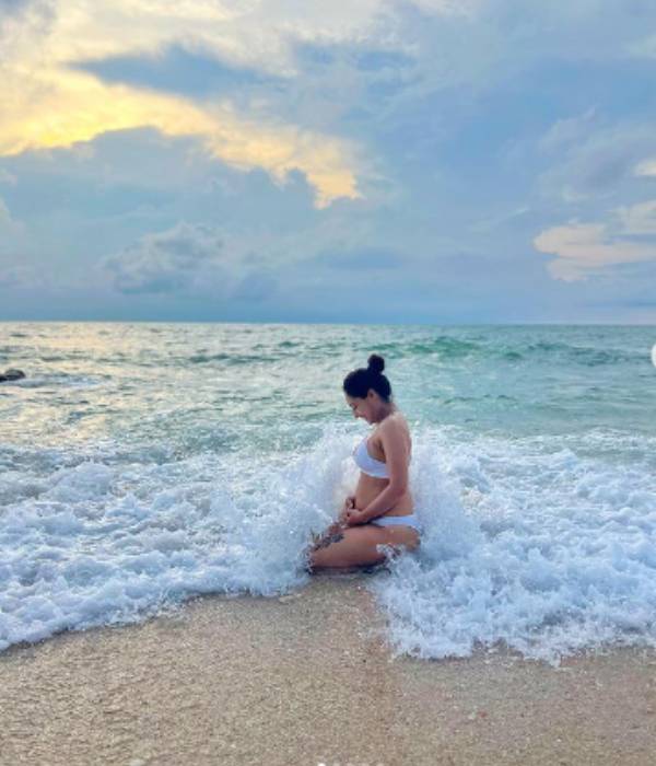 பீச்சில் பிகினி உடையில் 