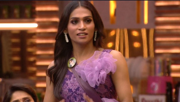 ஷிவின் காரில் ஊர்வலம் வந்த ஷிவின் 