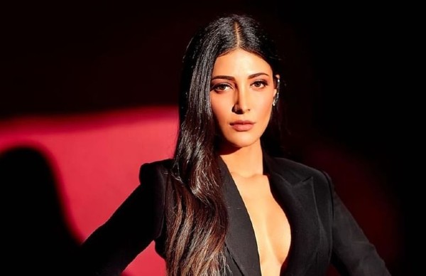 Actress Shruthi haasan angry on costume in snow 