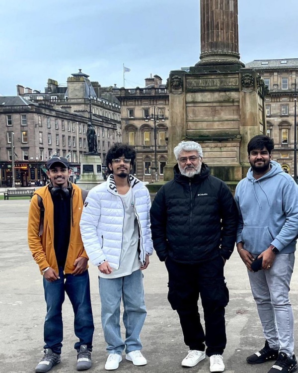 ரசிகர்களுடன் அஜித்