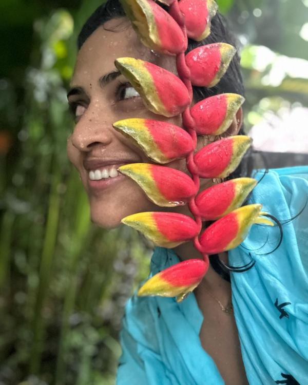 சட்டை பட்டனை கழட்டிவிட்டு