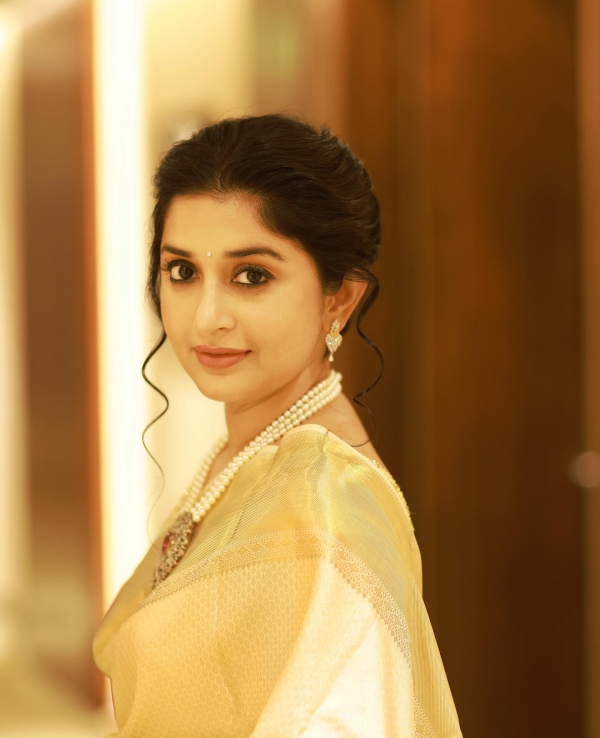 ரசிகர்களின் ஆசையை நிறைவேற்றிய மீரா ஜாஸ்மின் ரசிகர்களின் ஆசையை நிறைவேற்றிய மீரா ஜாஸ்மின்