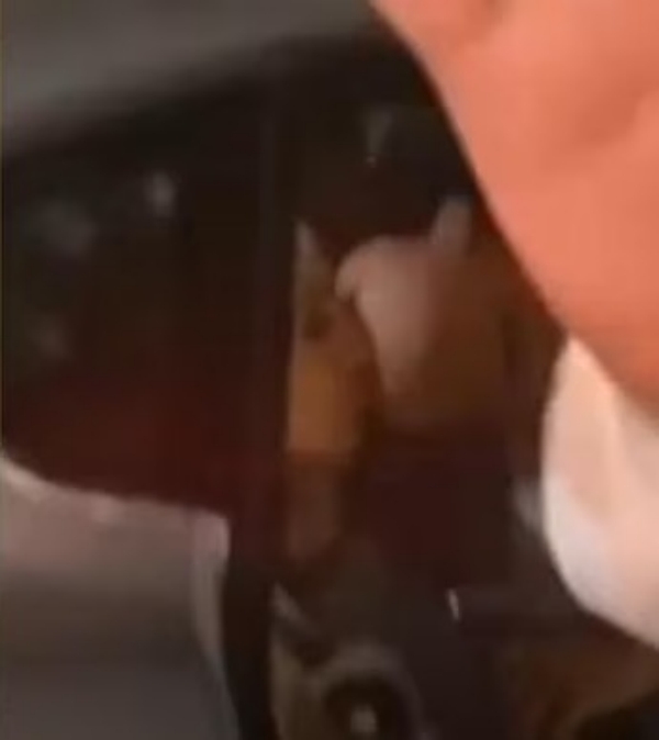 காருக்குள் முரட்டு முத்தம் 