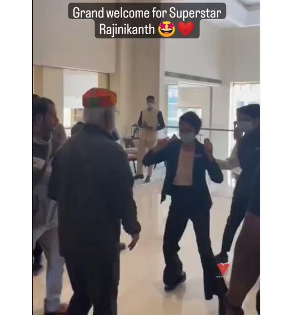 ஆடல் பாடலுடன் வரவேற்பு