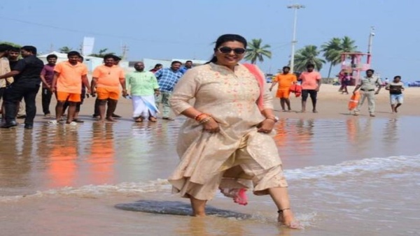 விளாசும் நெட்டிசன்ஸ்