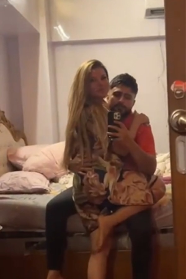 அந்தரங்க வீடியோக்களை காட்டி மிரட்டினார்