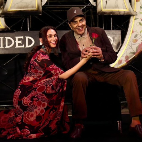 தர்மேந்திராவுக்கு ரோஸ் கொடுத்த அதிதி 