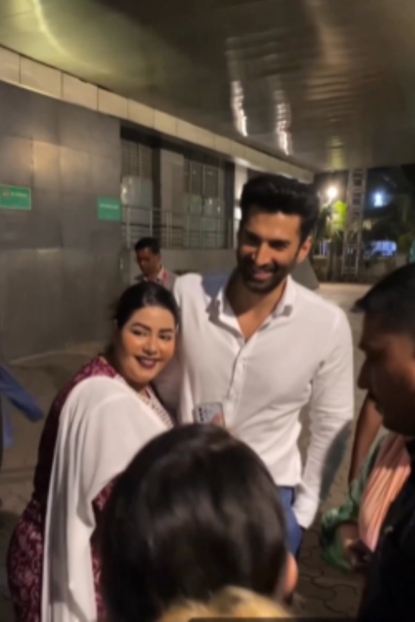 முத்தம் கொடுத்து விட்டார் முத்தம் கொடுத்து விட்டார்