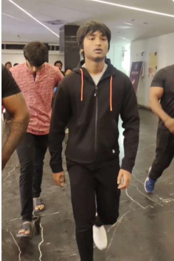 தனுஷ் ஓட்டம் 