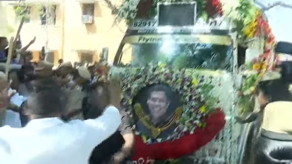 இறுதி ஊர்வலத்தில் ஒட்டுமொத்தமாக திரண்ட திரையுலகினர் 