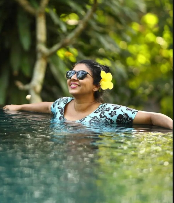 தொகுப்பாளினி தொகுப்பாளினி