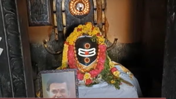 கருவறையில் மயில்சாமி புகைப்படம் 