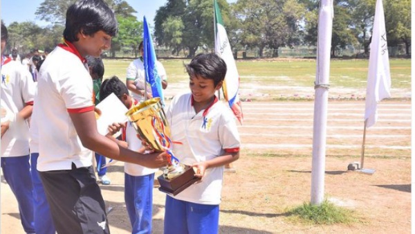 வெற்றிக் கோப்பையை வென்ற ரஜினி பேரன்கள் 