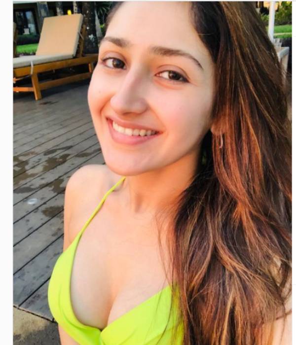 படு கவர்ச்சியாக