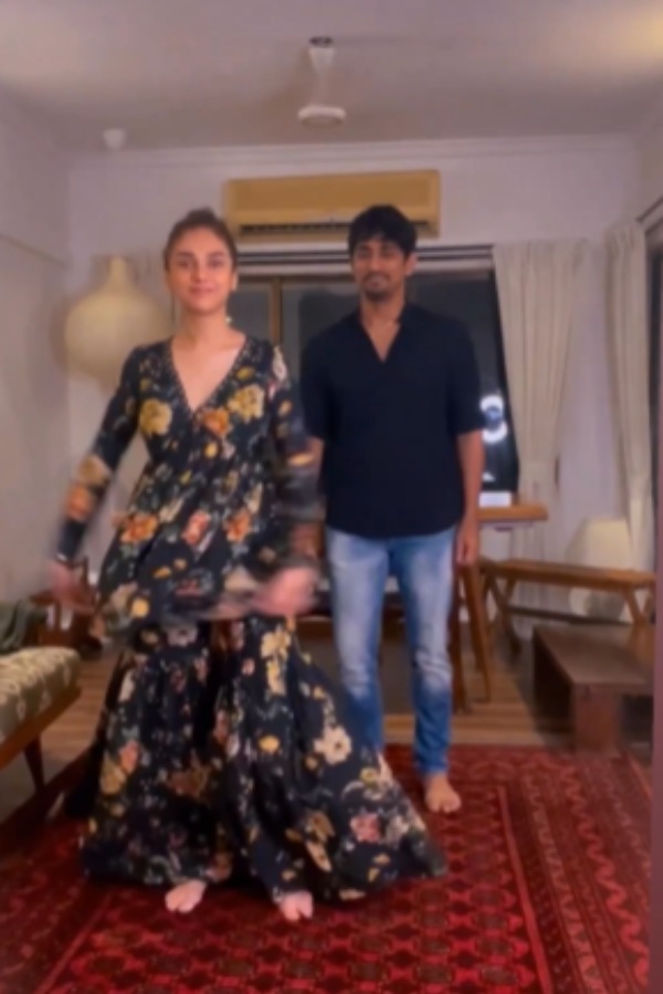 மனசோ இப்போ தந்தி அடிக்கிது