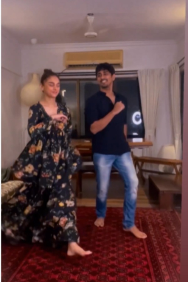 ஒன்றாக நடித்த காதல்