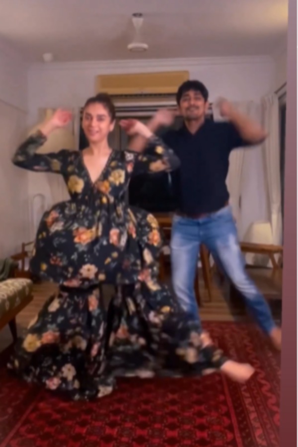 ஜோடியாக பல இடங்களில் 