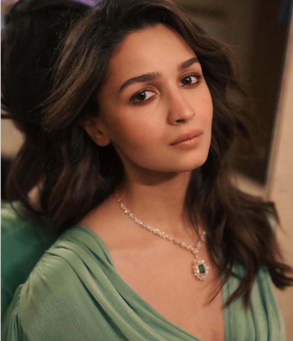 கவர்ச்சி கவுனில் ஆலியா பட் 