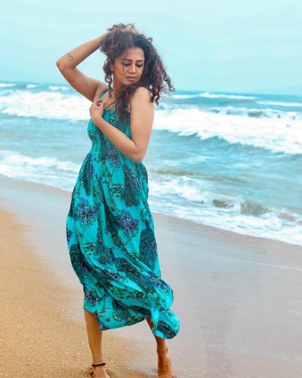 கடற்கரையில் ஹாட் போஸ்