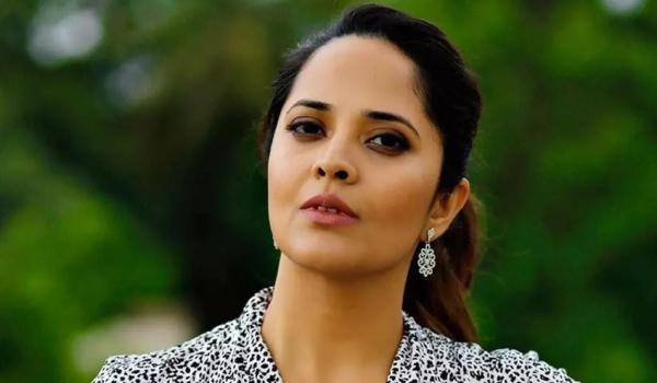 செருப்பால் அடிப்பேன்.. கொந்தளித்த அனசுயா பரத்வாஜ் 