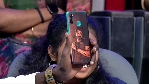  செல்போன் பேக்கேஸில் விஜய் 