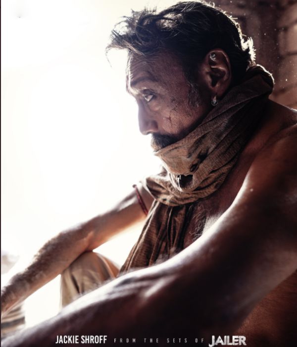 வெறித்தனமாக லுக்கில் வெறித்தனமாக லுக்கில்