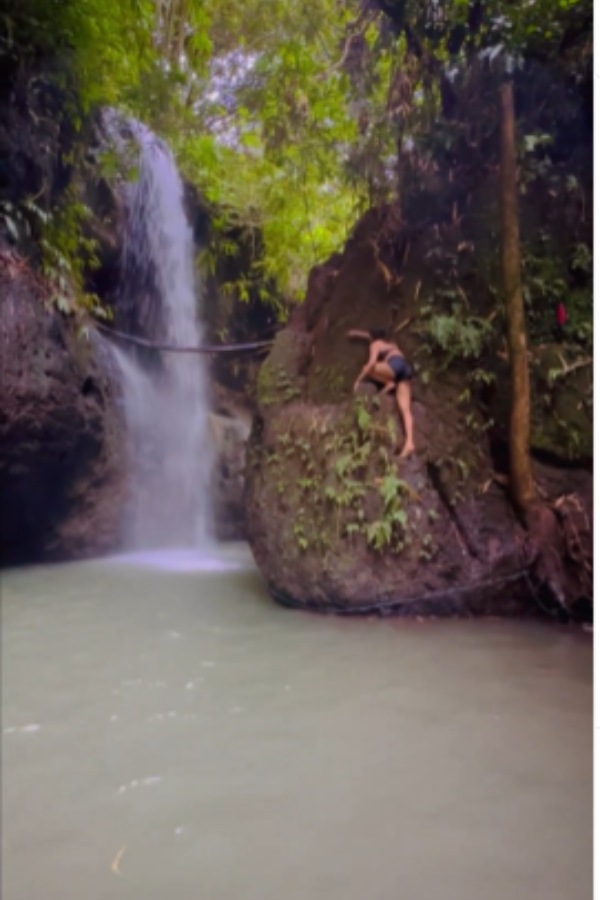 குரங்கு போல பாறையில் ஏறி 