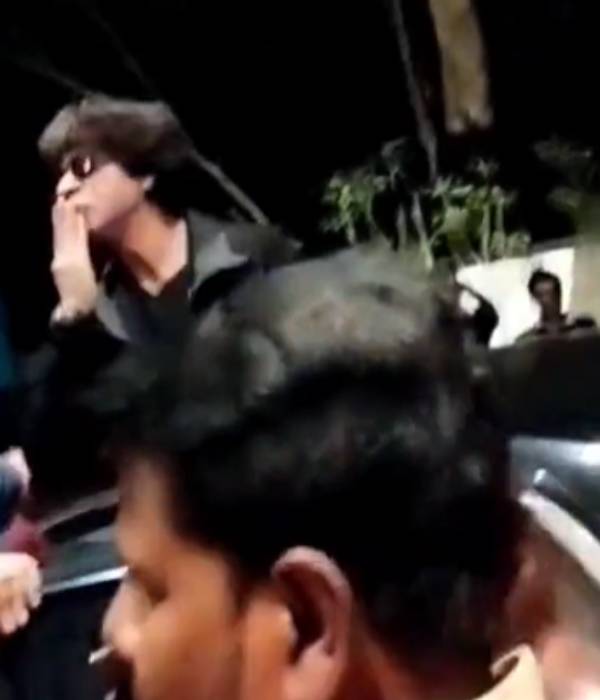 முத்தம் கொடுத்து வழியனுப்பினார்