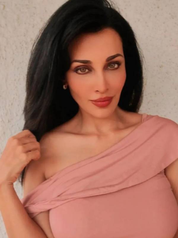 நடிகை புளோரா சைனி