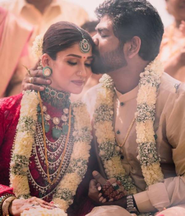 சிவப்பு புடவையில்