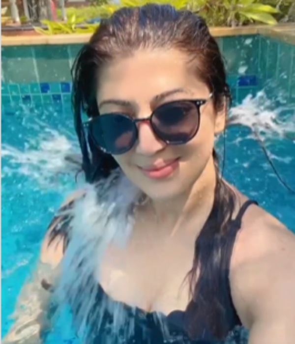 நீச்சல் குளத்தில் 