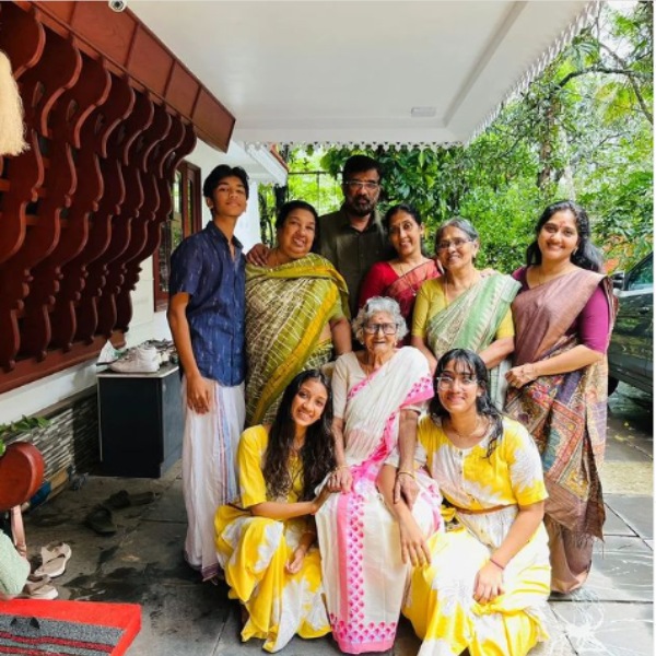 குடும்பத்துடன் செம ஹேப்பி 