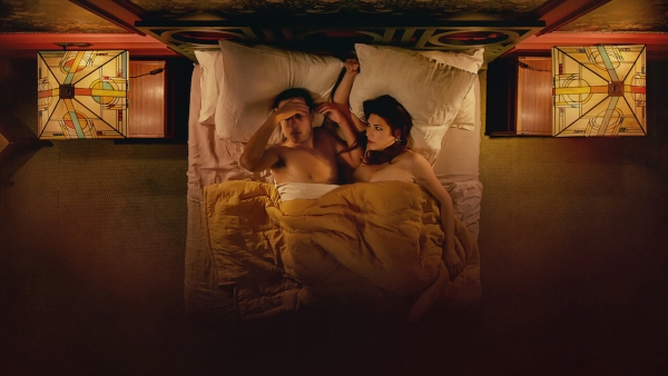 முத்தம் கொடுத்தால் அணையும் லைட் 