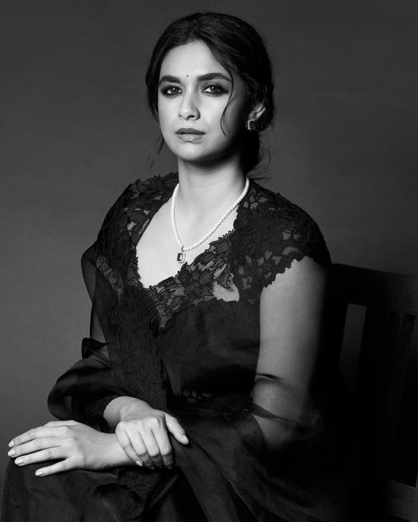 கருப்பு சேலையில்