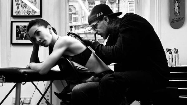 எமி ஜாக்சன் முதுகில் டாட்டூ 