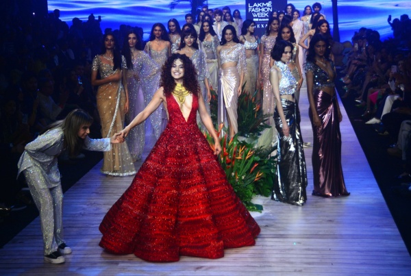 ஓவர் கவர்ச்சியில்