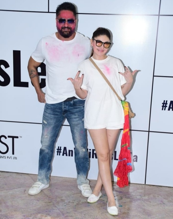 ஹோலி கொண்டாடிய புது ஜோடி