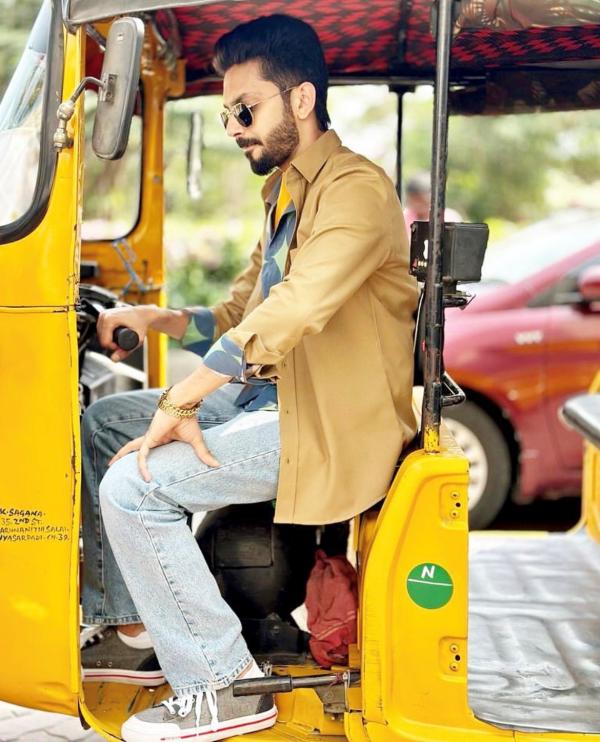 ஆட்டோக்காரர் ஆன அனிருத் 