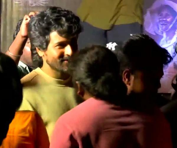 விஜய் போல தெரியல 