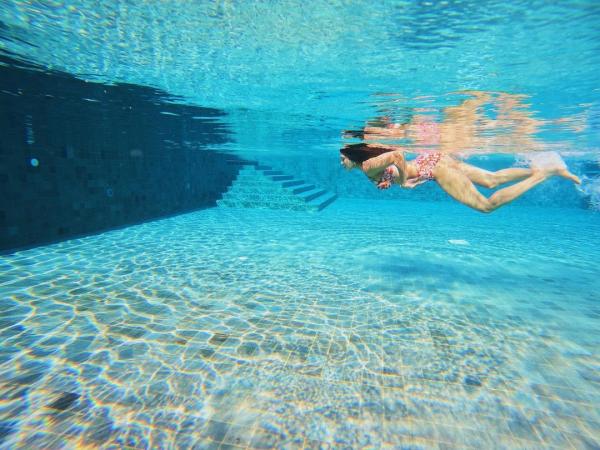 அண்டர்வாட்டரில் மீனாக 