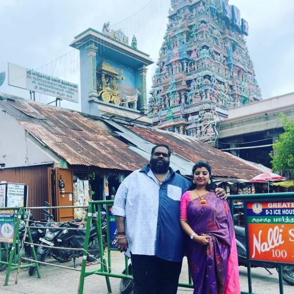 மனைவியுடன் கோயில் விசிட் 